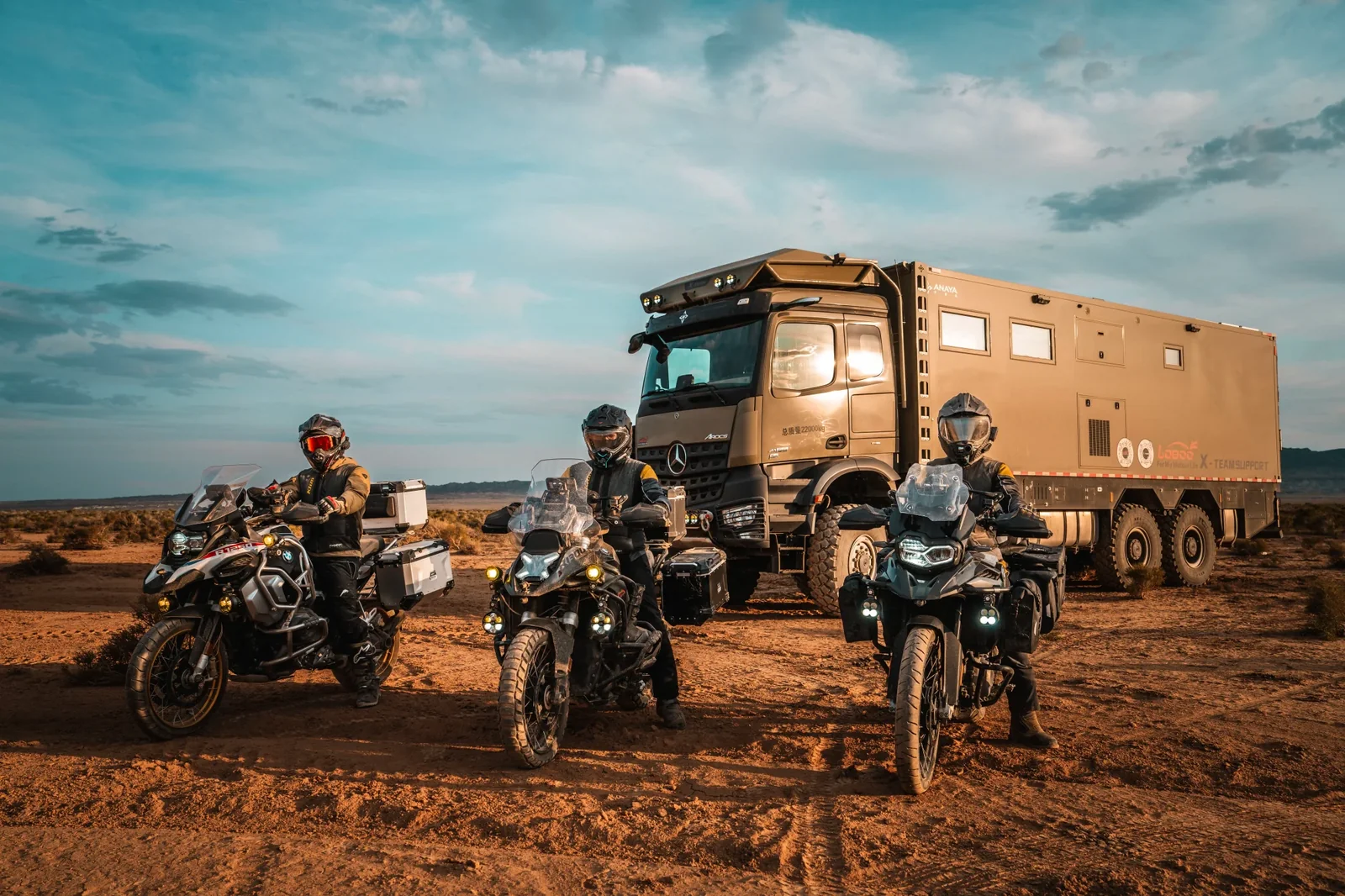 Motocykliści wyprawowi korzystający z akcesoriów LOBOO