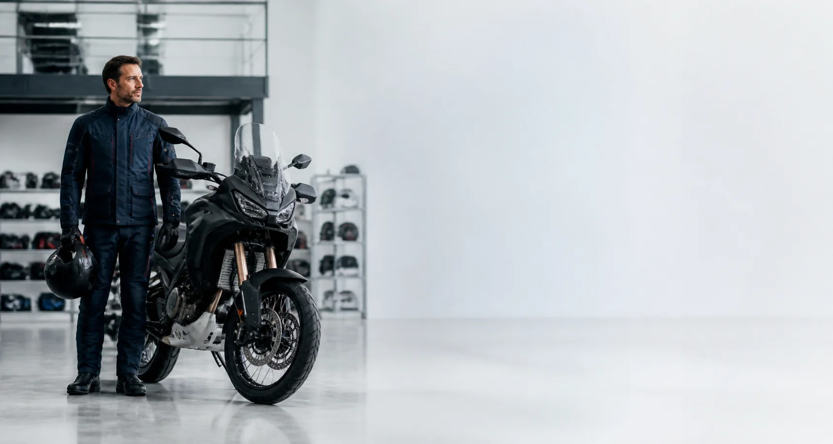 Motocyklista przy motocyklu turystycznym w salonie